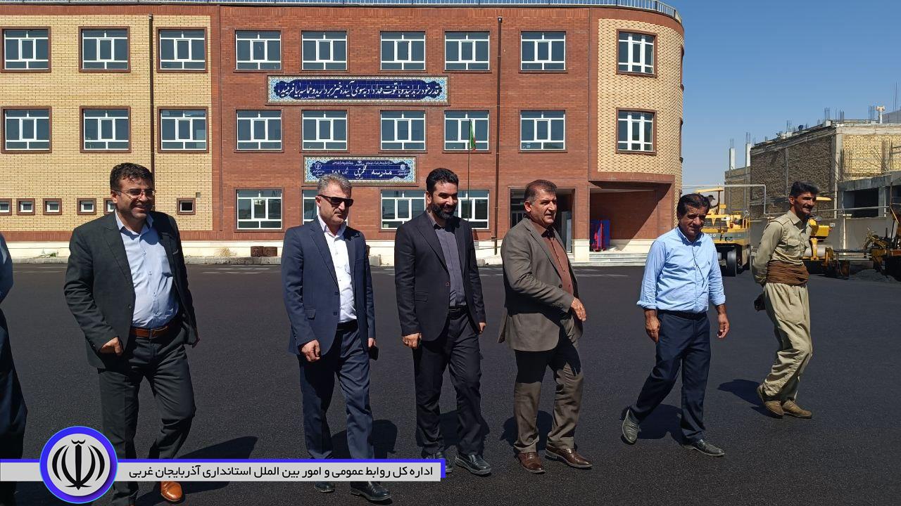 بازدید فرماندار از عملیات آسفالت محوطه مدرسه قلم چی