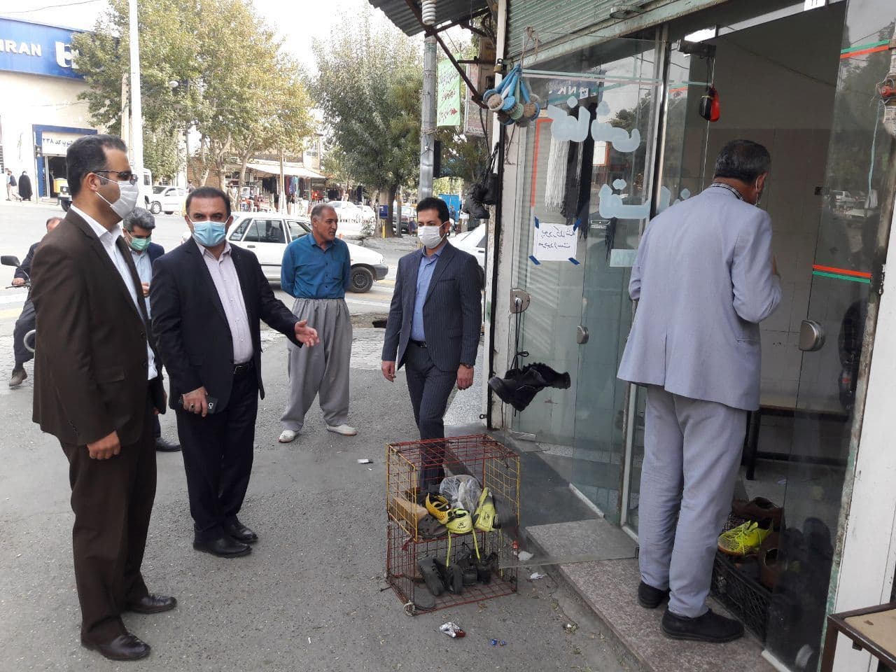بازدید دکتر تمری معاون محترم سیاسی، امنیتی و اجتماعی فرمانداری بهمراه دکتر زرزا مدیریت محترم شبکه بهداشت و درمان و حاج رئوف سلطانی رئیس اتاق اصناف اشنویه از اصناف و بازاریان در خصوص رعایت پروتکل های ب