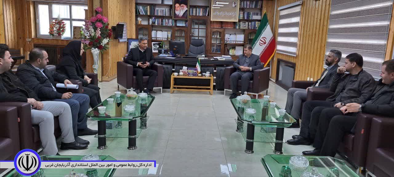 امام جمعه ،فرمانده سپاه وروسای ادارت شهرستان اشنویه در دیدار با فرماندار اشنویه انتخاب ایشان را عنوان فرماندار ومدیر برتر استان تبریک گفتند