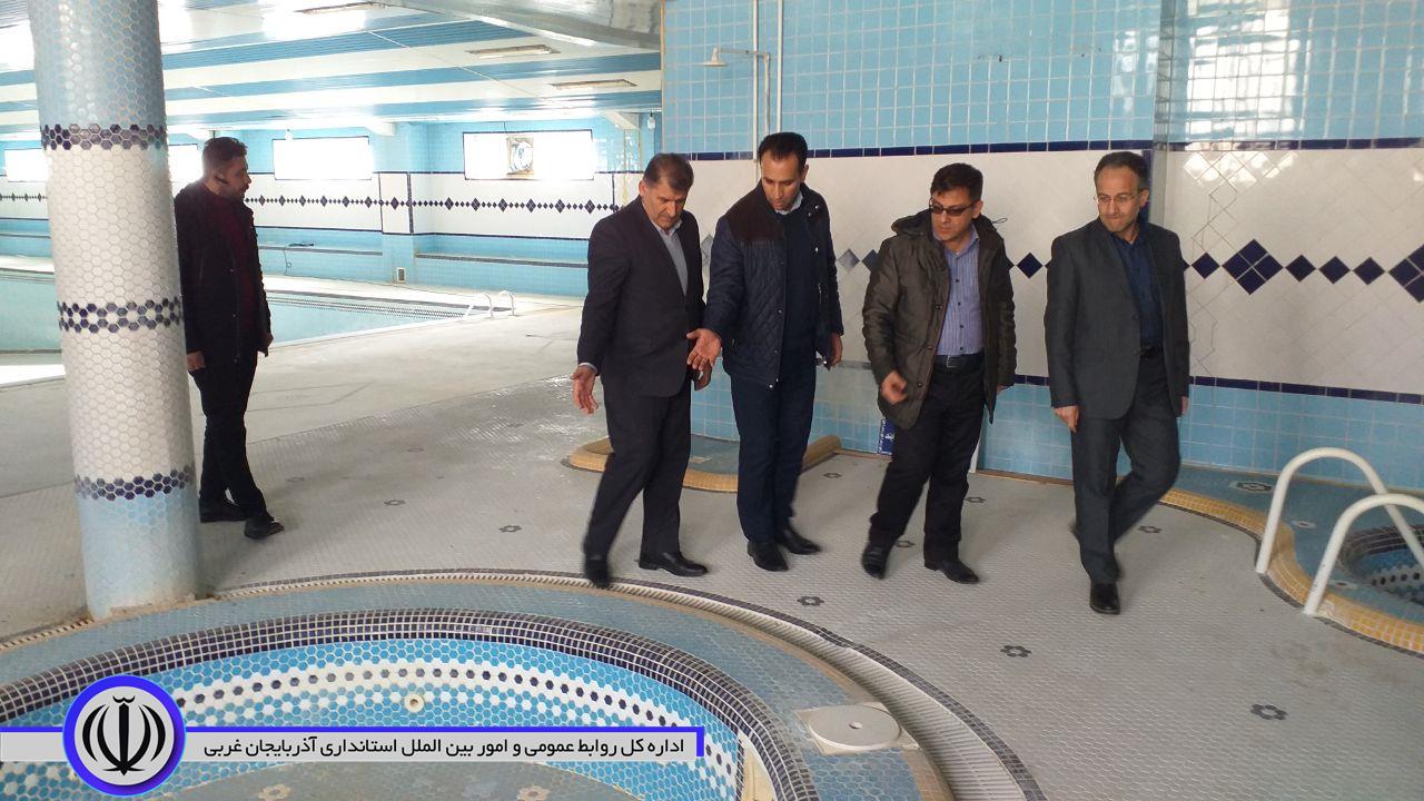بازدید فرماندار بهمراه مدیرکل ورزش و جوانان از استخر سرپوشیده